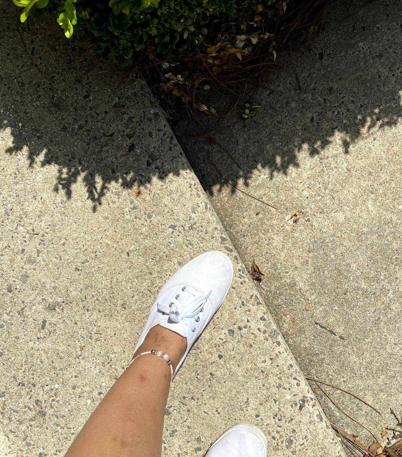 Minimalist White Seed Bead Anklet with Crackle Glass Accent